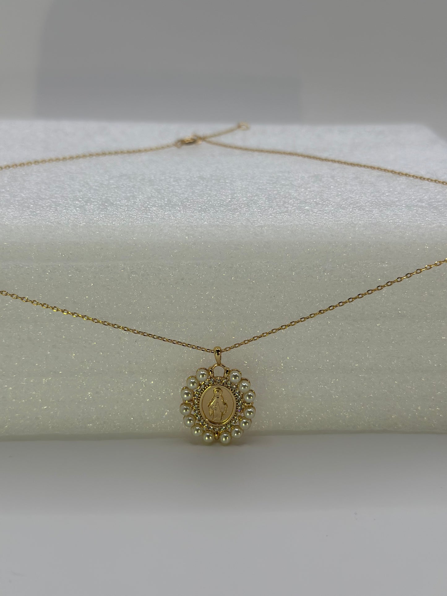 Pearl Halo Medallion Pendant Necklace – 16"+1" Adjustable Gold & Silver Stainless Steel Chain