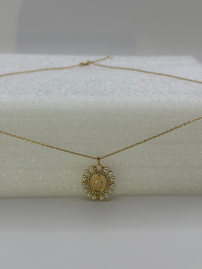 Pearl Halo Medallion Pendant Necklace – 16"+1" Adjustable Gold & Silver Stainless Steel Chain